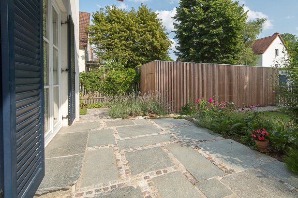 Steinterrasse gestalten und bauen lassen - München